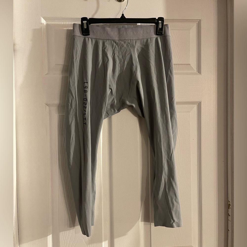 Men’s light grey lululemon compression tights 3/4 length